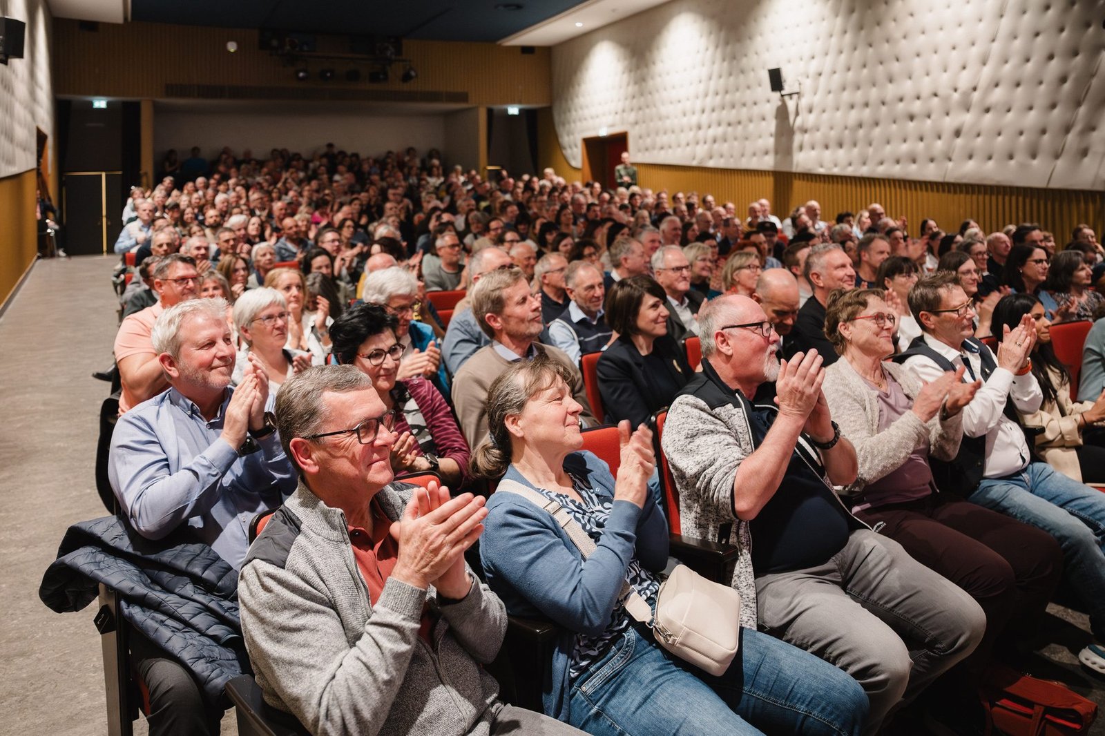 Begeistertes Publikum applaudiert nach KI-Keynote und Vortrag K&uuml;nstliche Intelligenz