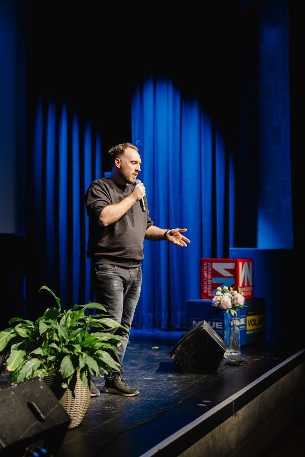 Lukas Wagner - KI Keynote Speaker, Vortragsredner und Coach auf der B&uuml;hne in &Ouml;sterreich